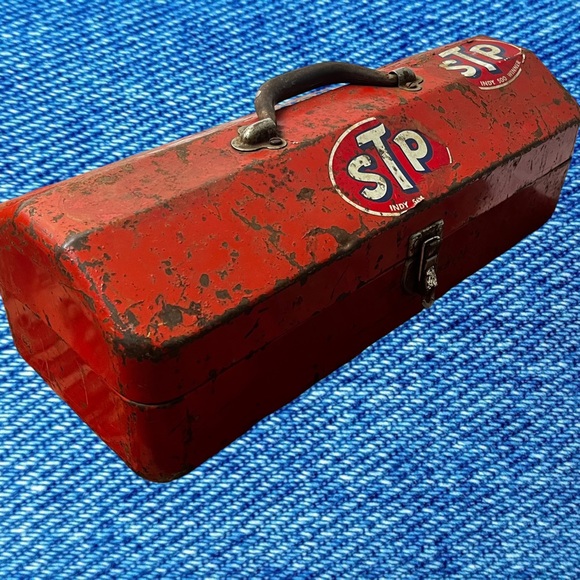 Vintage Rusty Red “STP” Toolbox with miscellaneous items inside. - Picture 8 of 9